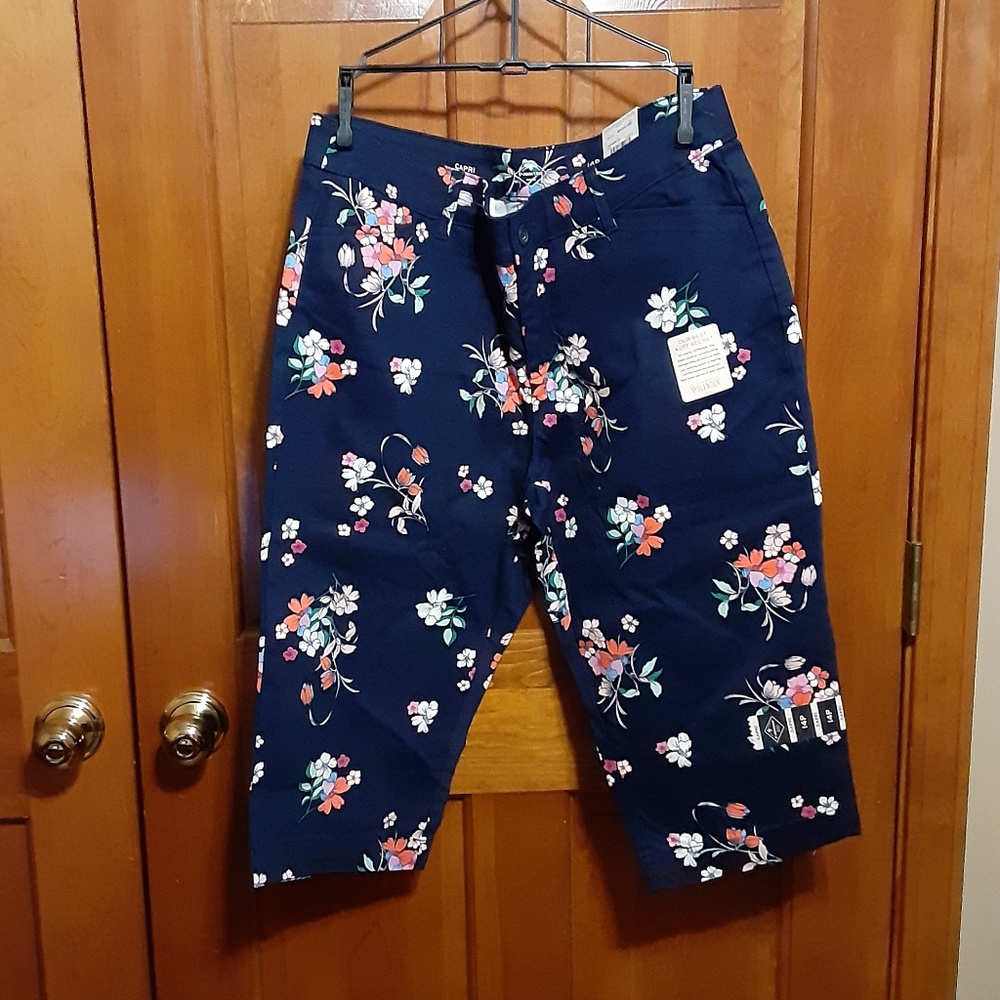 St. John's Bay Mid Rise Navy Maisie Floral Capri
